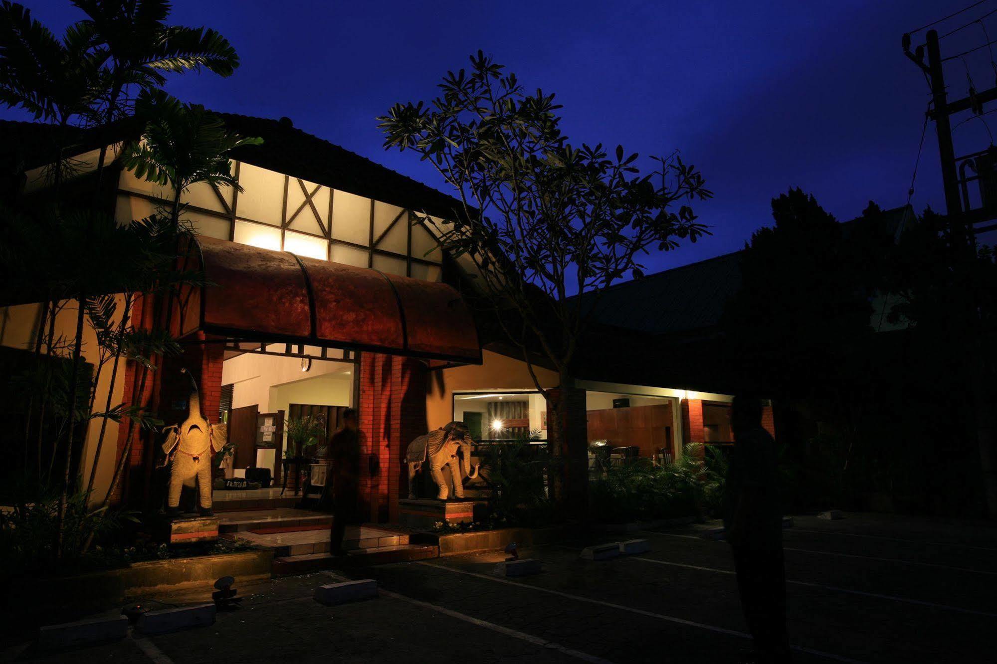 Hotel Montana Malang Esterno foto